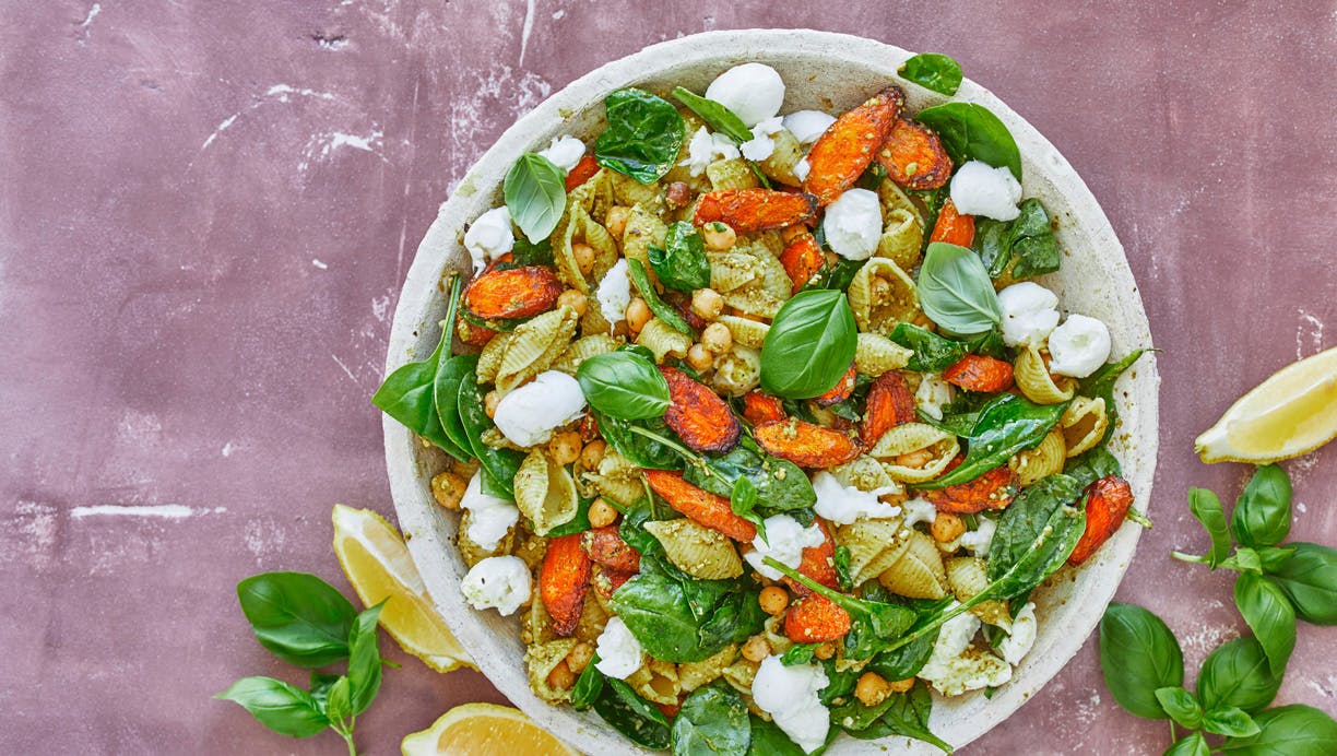 Pastasalat med grøn pesto og bagte gulerødder