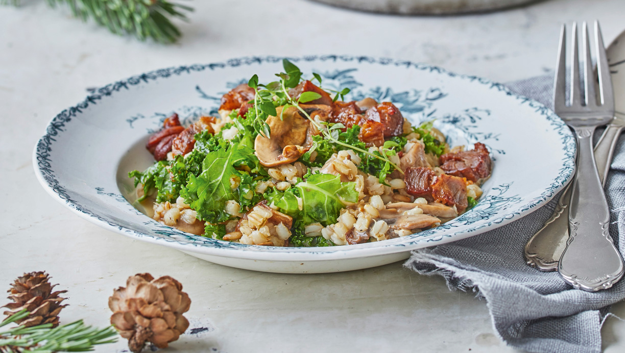 Perlebygotto med grønkål og svampe