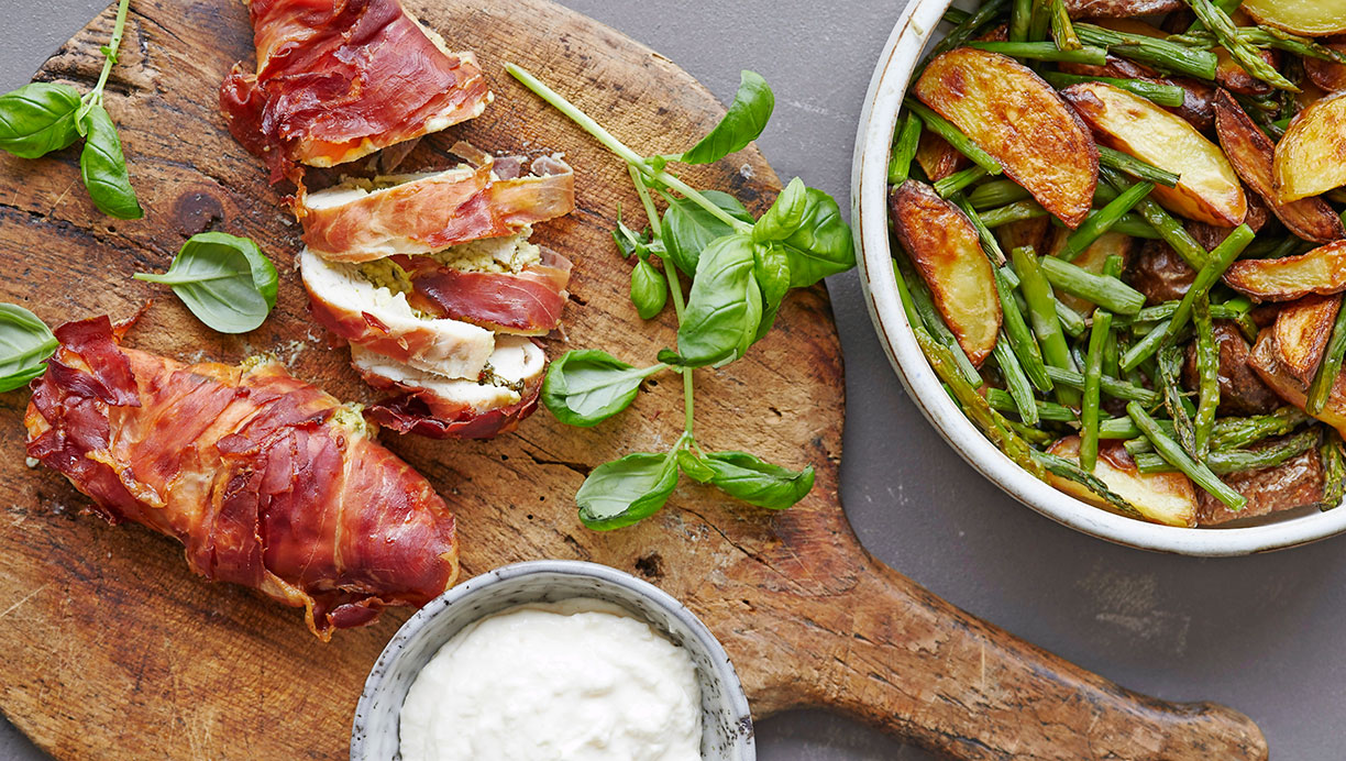 Pestofyldt kylling med asparges og kartoffelbåde