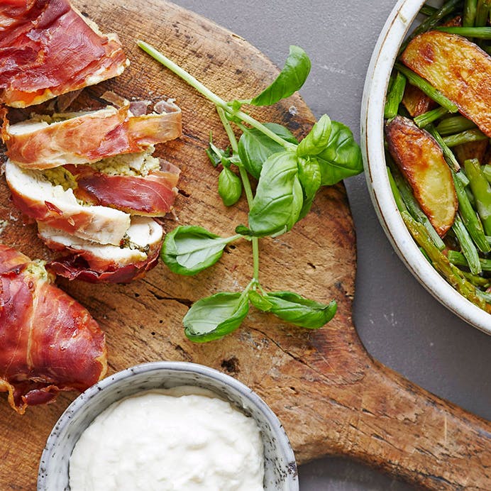 Pestofyldt kylling med asparges og kartoffelbåde