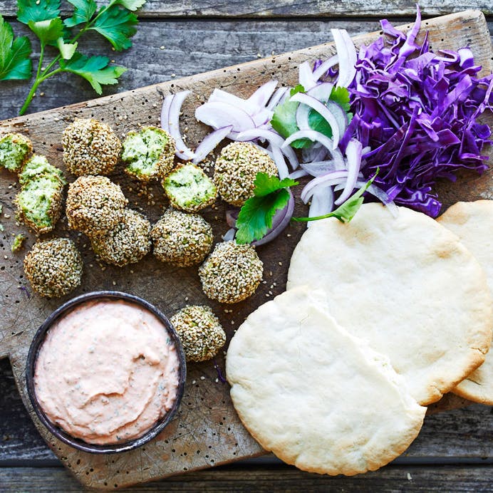 Pitabrød med edamame-falafler og haydari