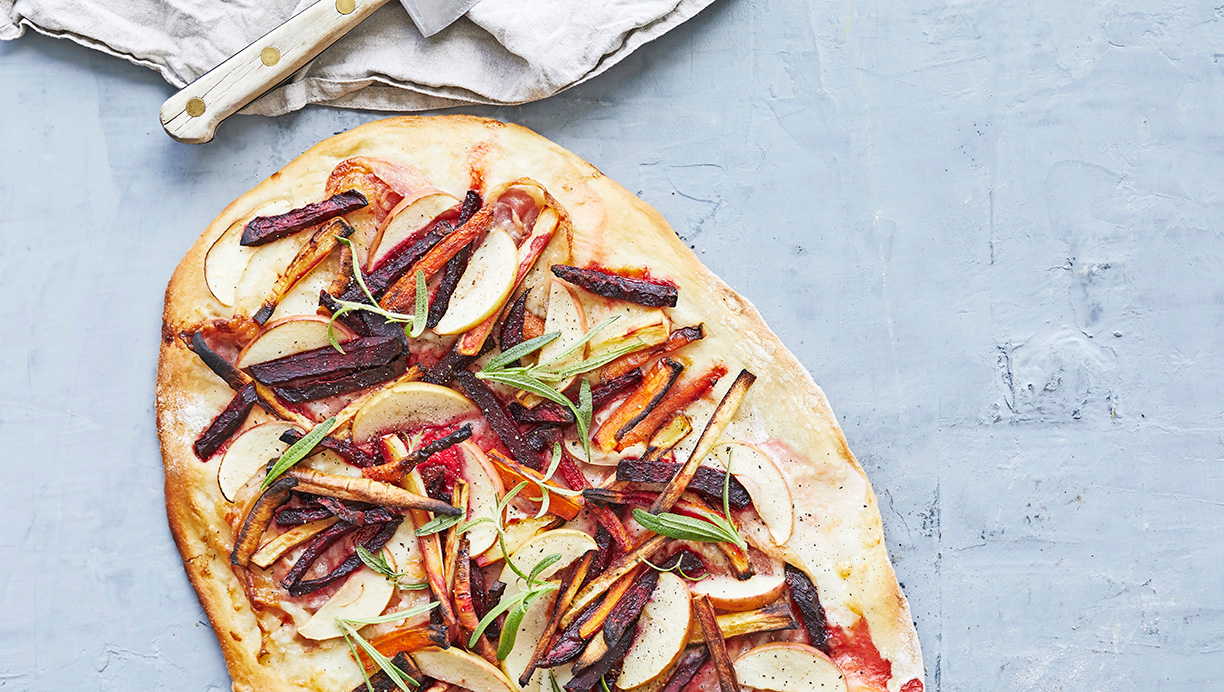 Pizza med rodfrugter, pancetta og æble