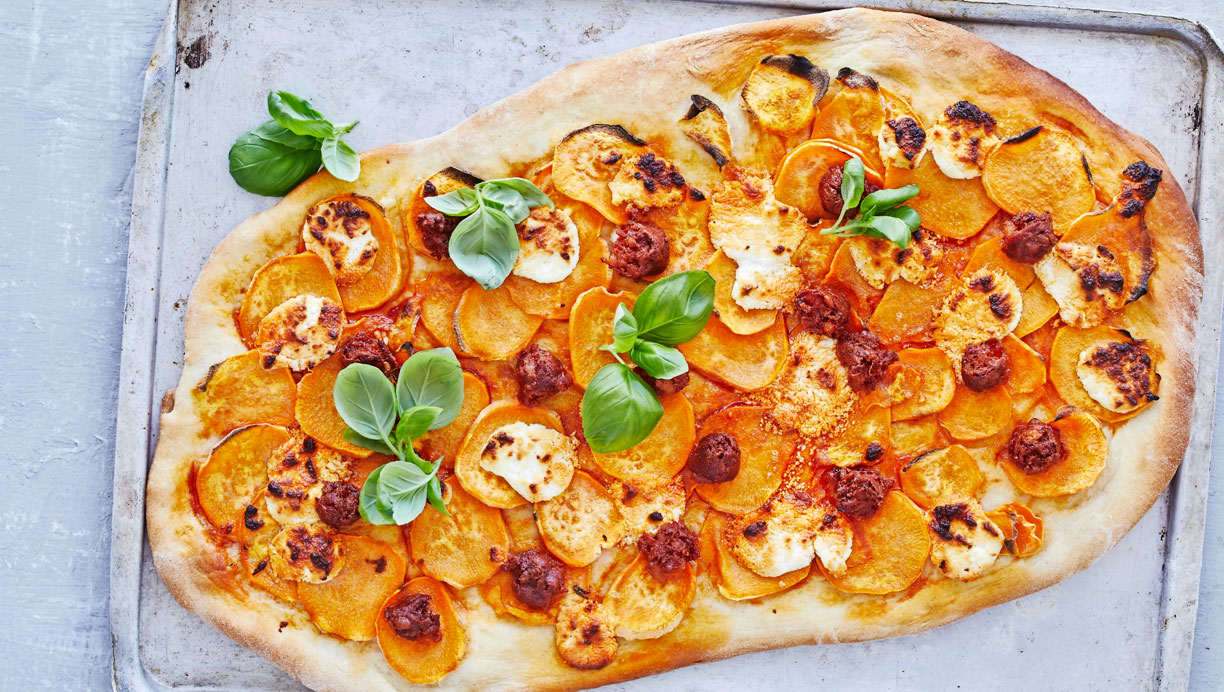 Pizza med søde kartofler, chorizo og gedeost 