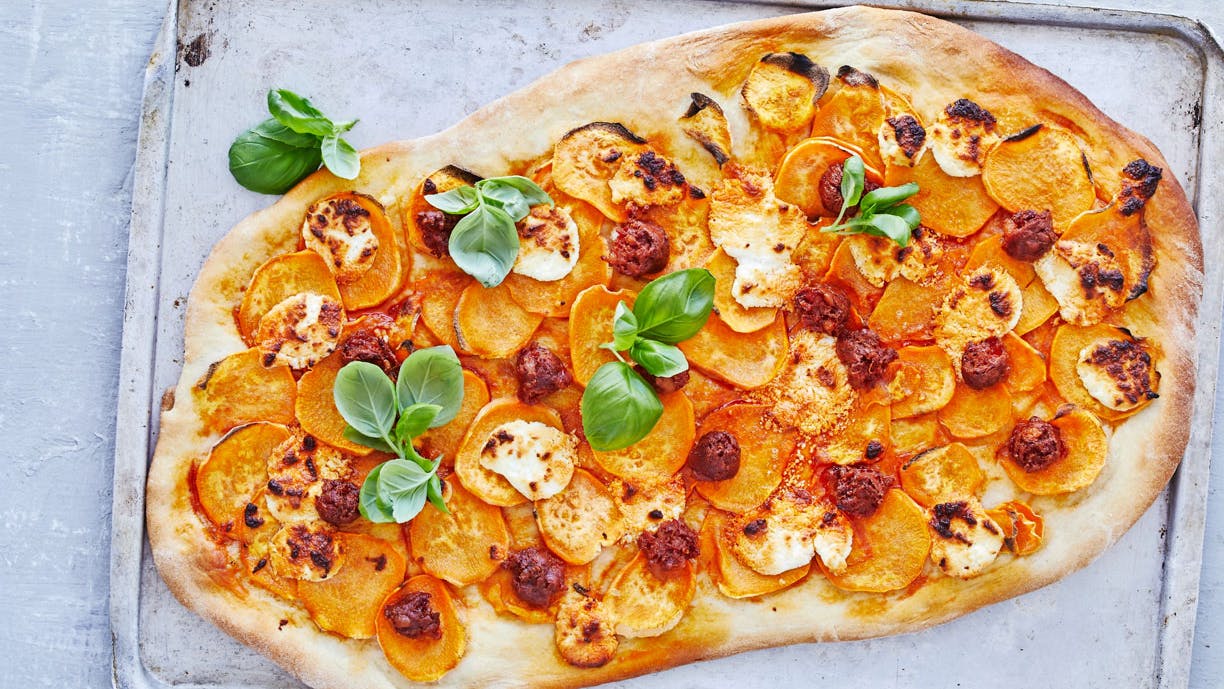 Pizza med søde kartofler, chorizo og gedeost