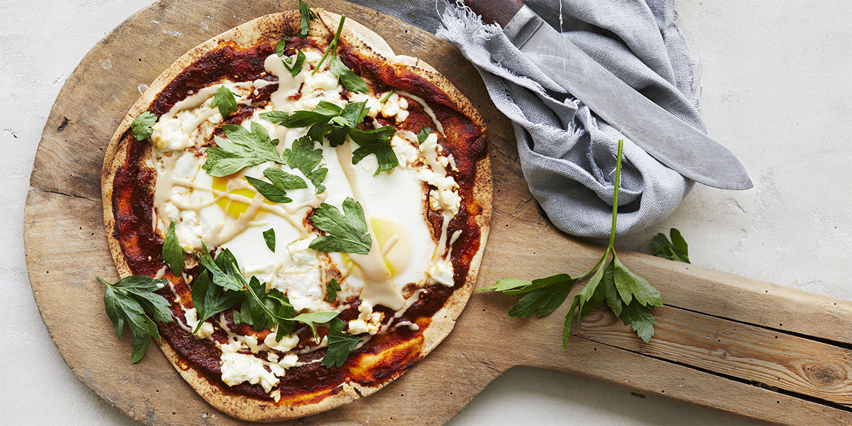 fladbrødspizza med feta og æg