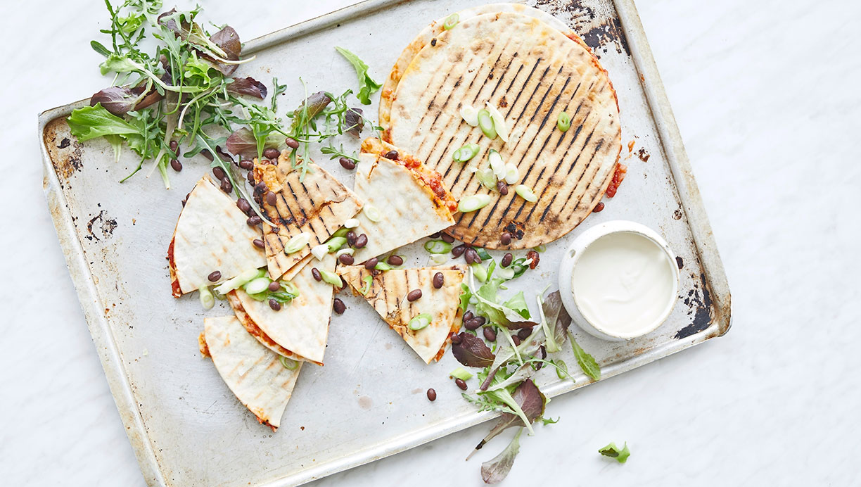 Quesadillas med cheddar, salsa og sorte bønner 