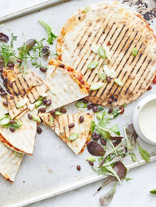 Quesadillas med cheddar, salsa og sorte bønner