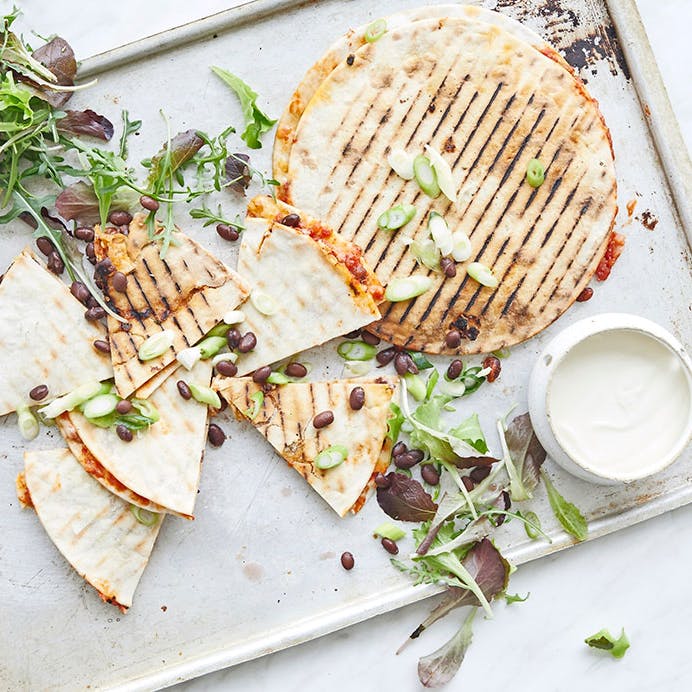 Quesadillas med cheddar, salsa og sorte bønner