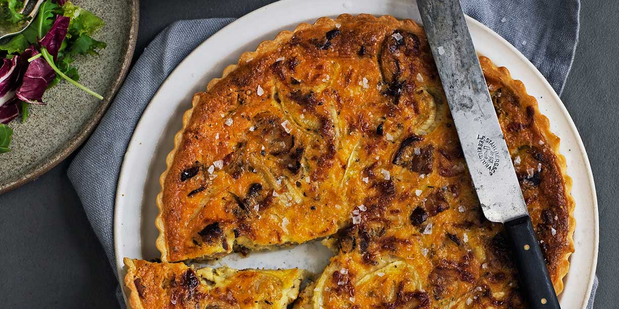 Quiche med løg, fennikel og bacon