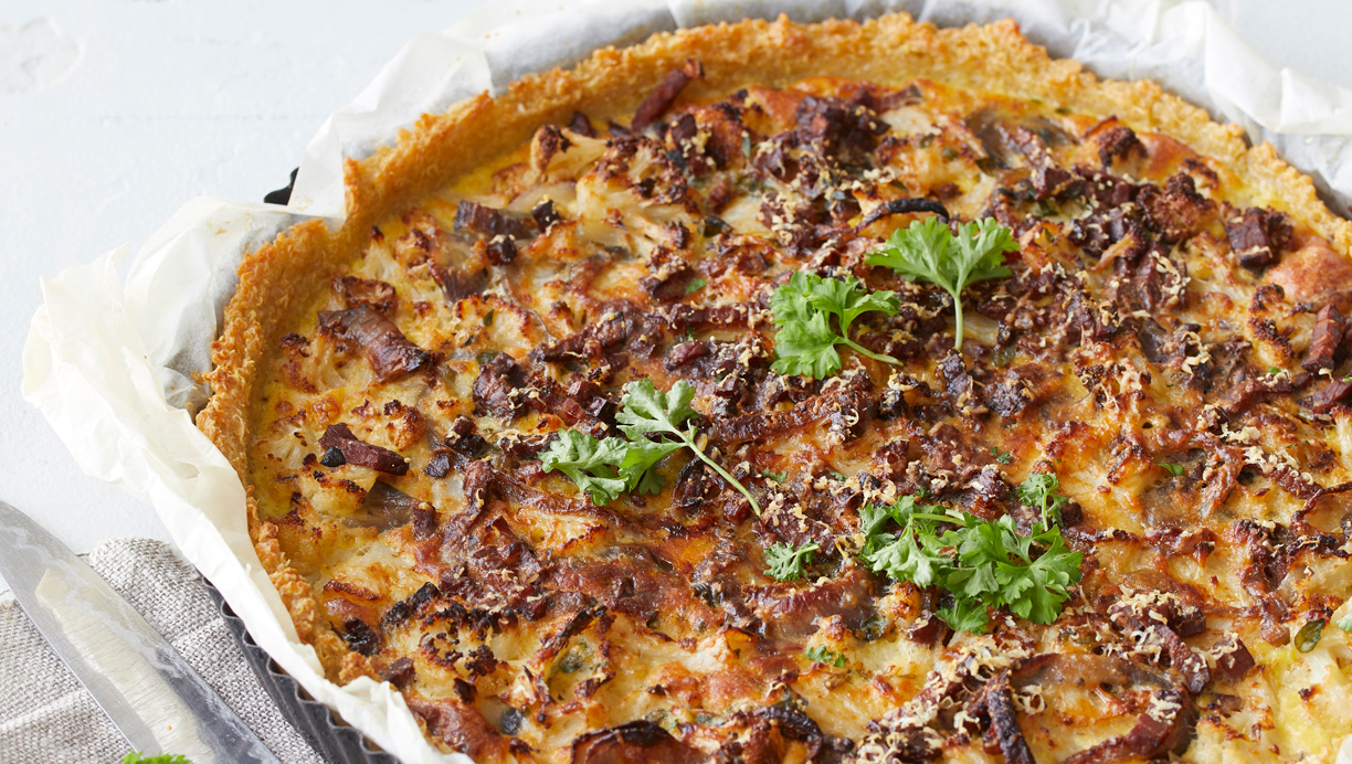 Quinoatærte med blomkål og bacon 