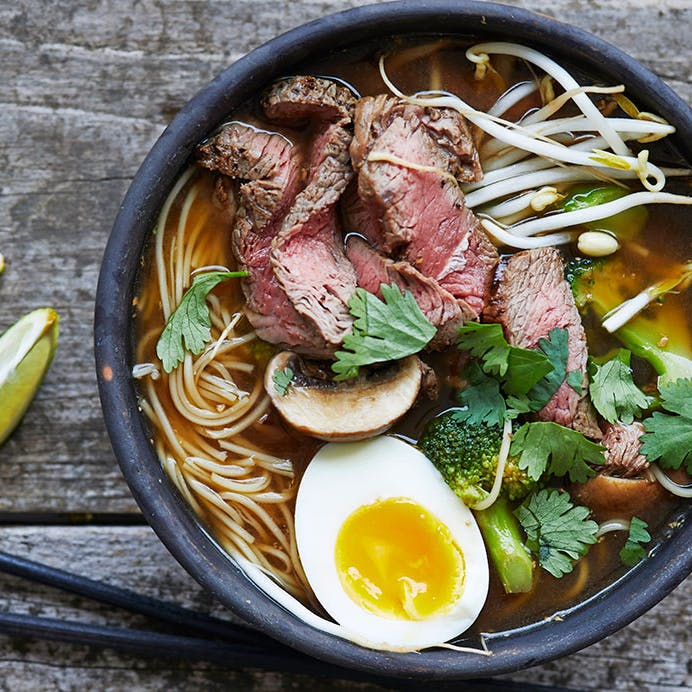 Opskrift på ramensuppe med bøf og æg 