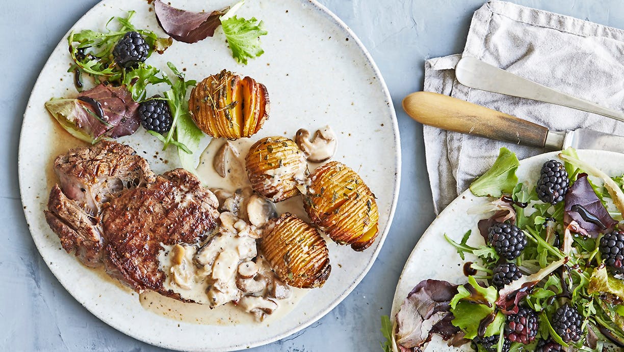 Ribeye-bøffer med hasselbackkartofler og svampesauce