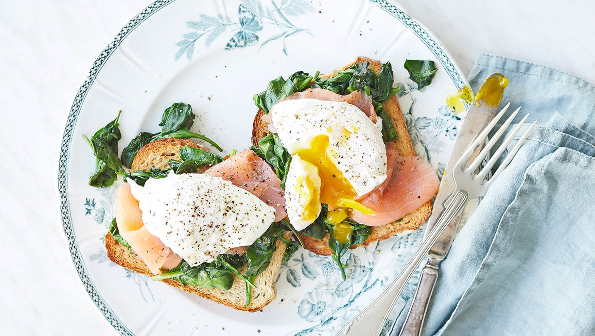 Ristet brød med laks, spinat og pocherede æg 