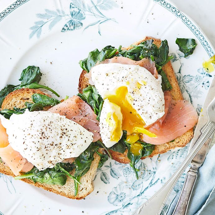 Ristet brød med laks, spinat og pocherede æg