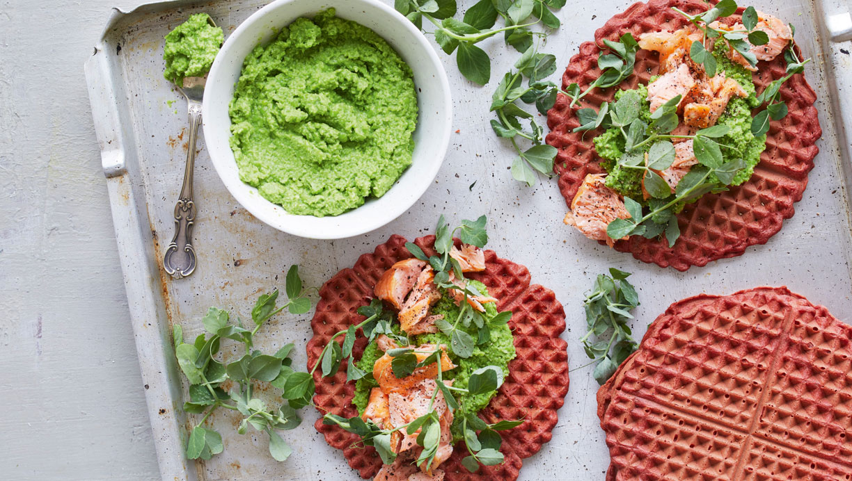 Rødbedevafler med røget laks og ærtedip