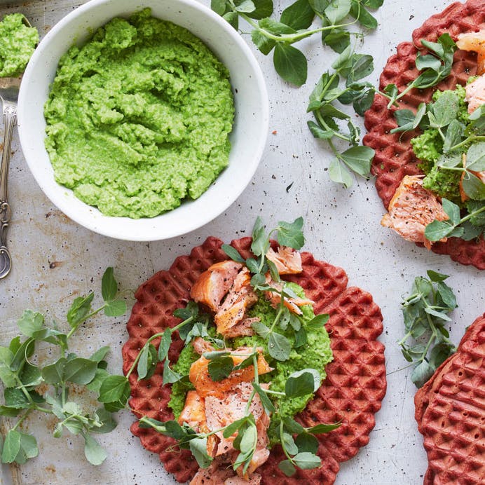 Rødbedevafler med røget laks og ærtedip