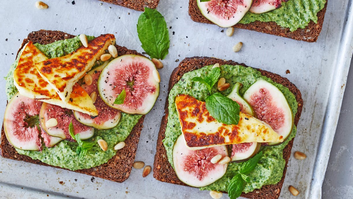 Rugbrødssandwich med spinathummus, halloumi og figner