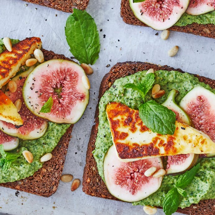 Rugbrødssandwich med spinathummus, halloumi og figner