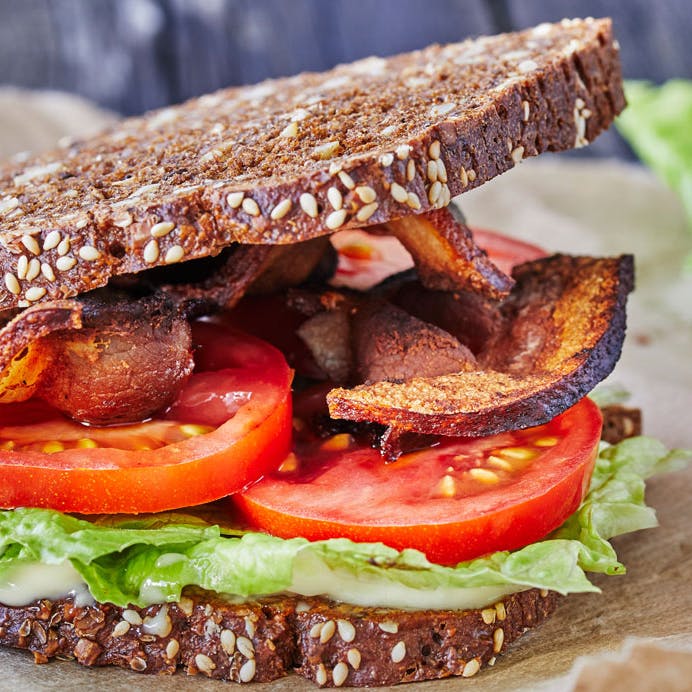BLT-rugbrødssandwich