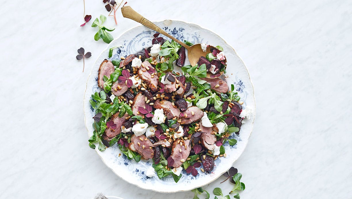 Salat med and, rødbede og gedeost