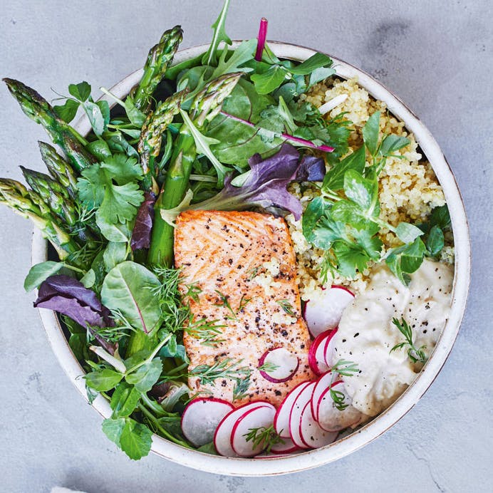 Sommersalat med laks og butterbean-dip