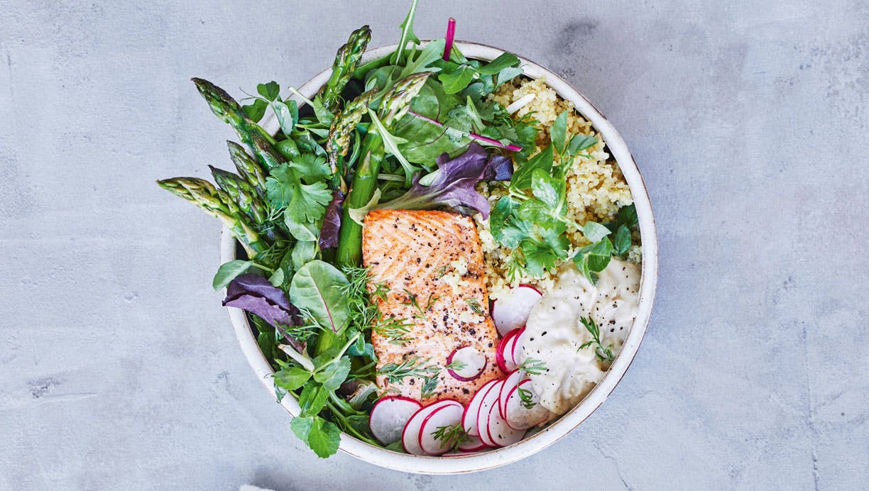 Sommersalat med laks og butterbean-dip