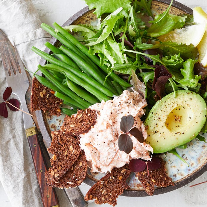 Salat med lakserillette og rugbrødschips 