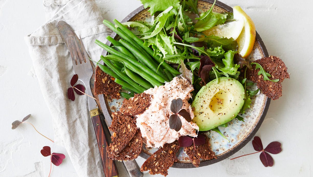 Salat med lakserillette og rugbrødschips