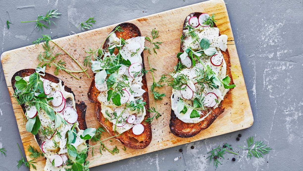 Sandwich med røget hellefisk og cashewcreme