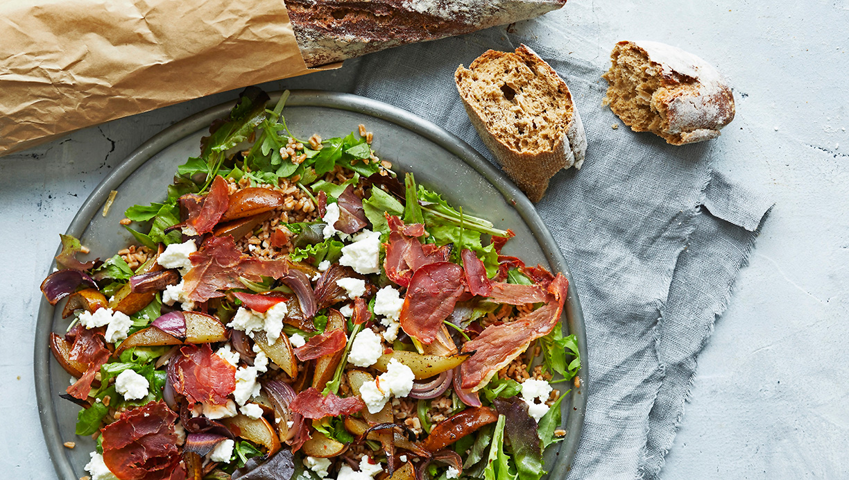 Speltsalat med bagte pærer og gedeost 