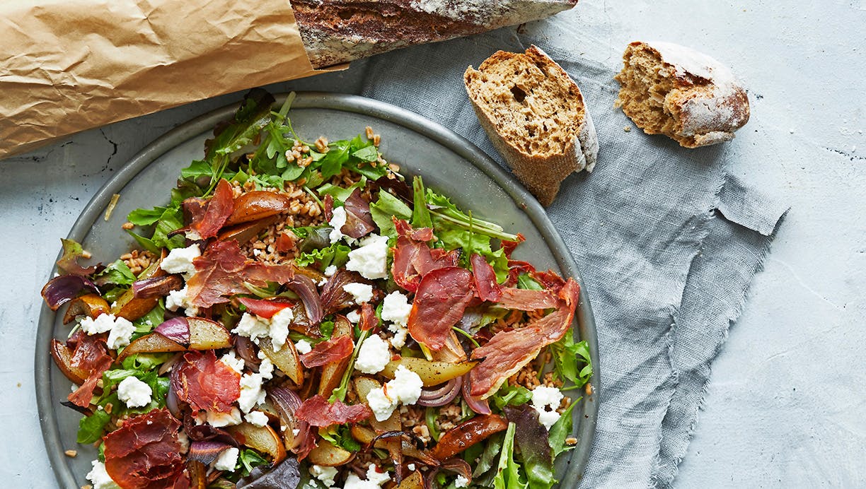 Speltsalat med bagte pærer og gedeost