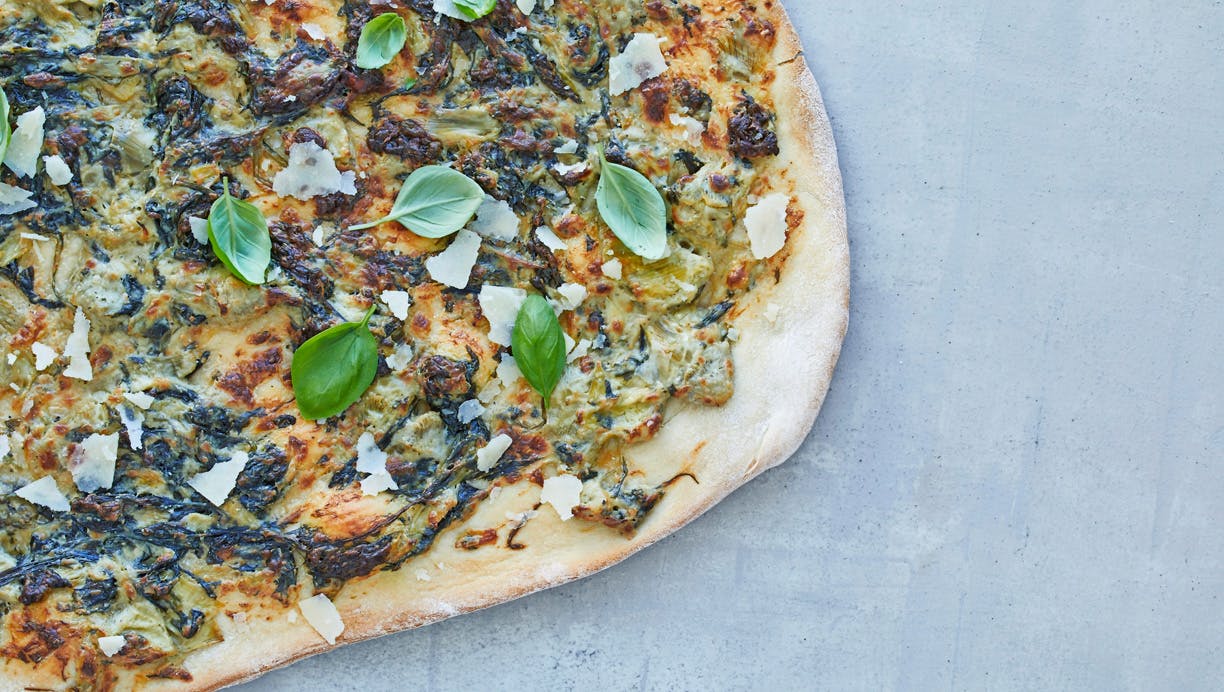 Spinatpizza med artiskokker