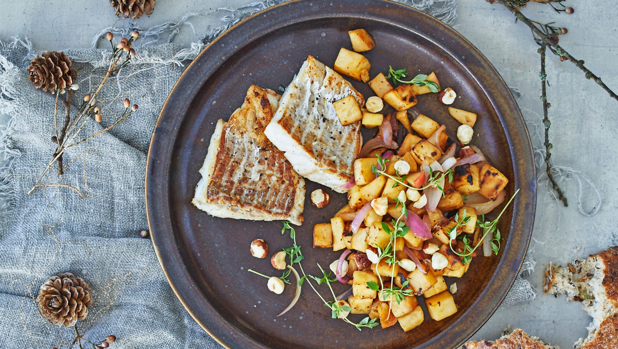 Sprødstegt mørksej og lun knoldselleri med æble 