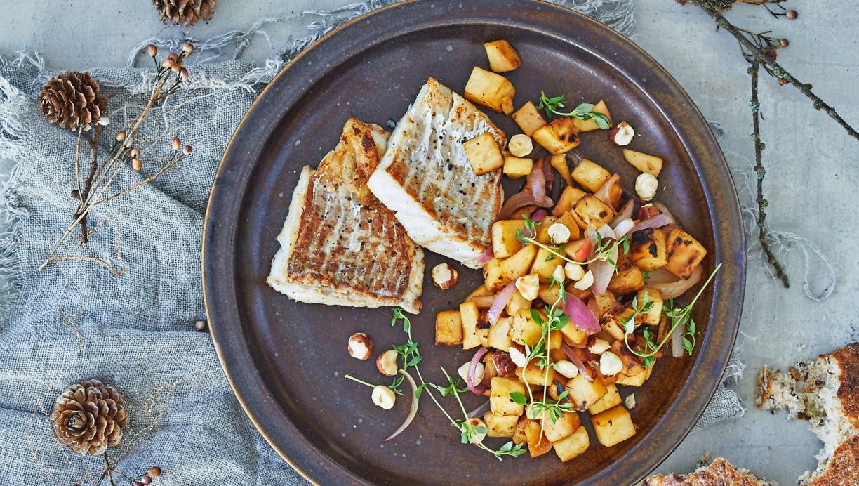 Sprødstegt mørksej og lun knoldselleri med æble