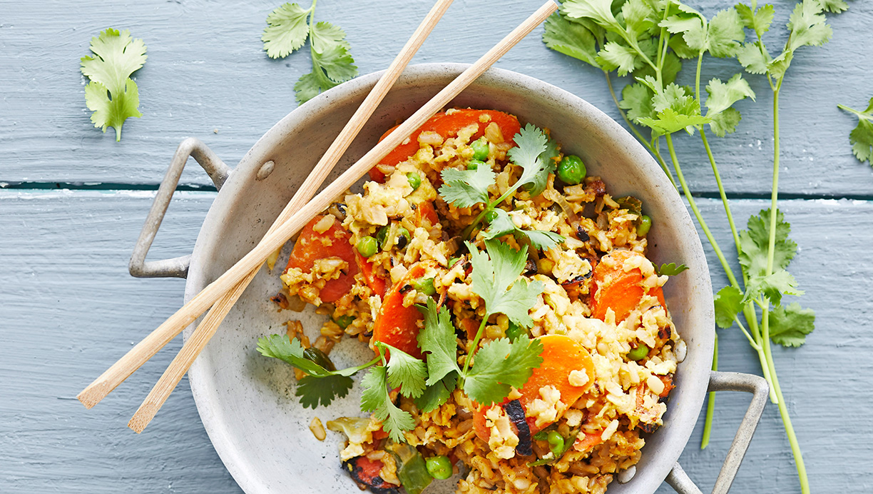 Stegte ris med grøntsager og æg 