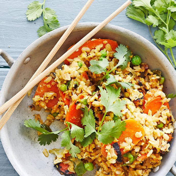 Stegte ris med grøntsager og æg