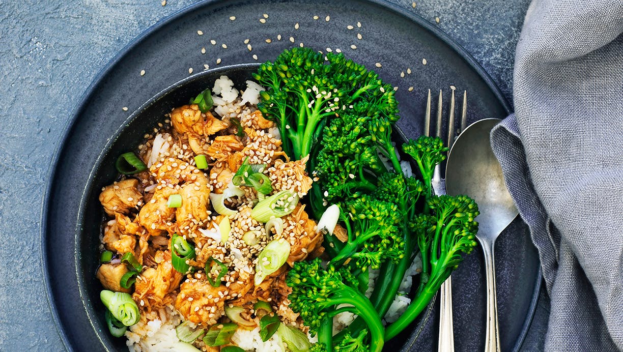 Sursød kylling med ris og aspargesbroccoli