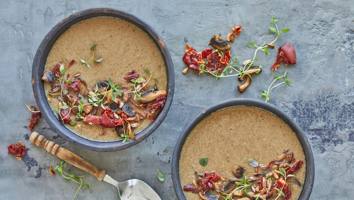 Svampesuppe med serranoskinke 