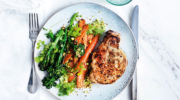 Svinekoteletter med honningstegte grøntsager og edamamehummus 