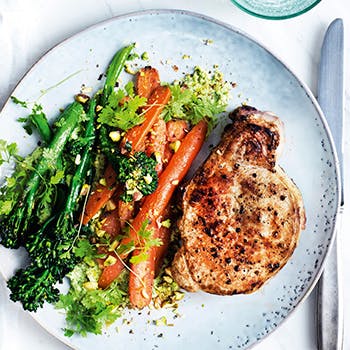 Svinekoteletter med honningstegte grøntsager og edamamehummus