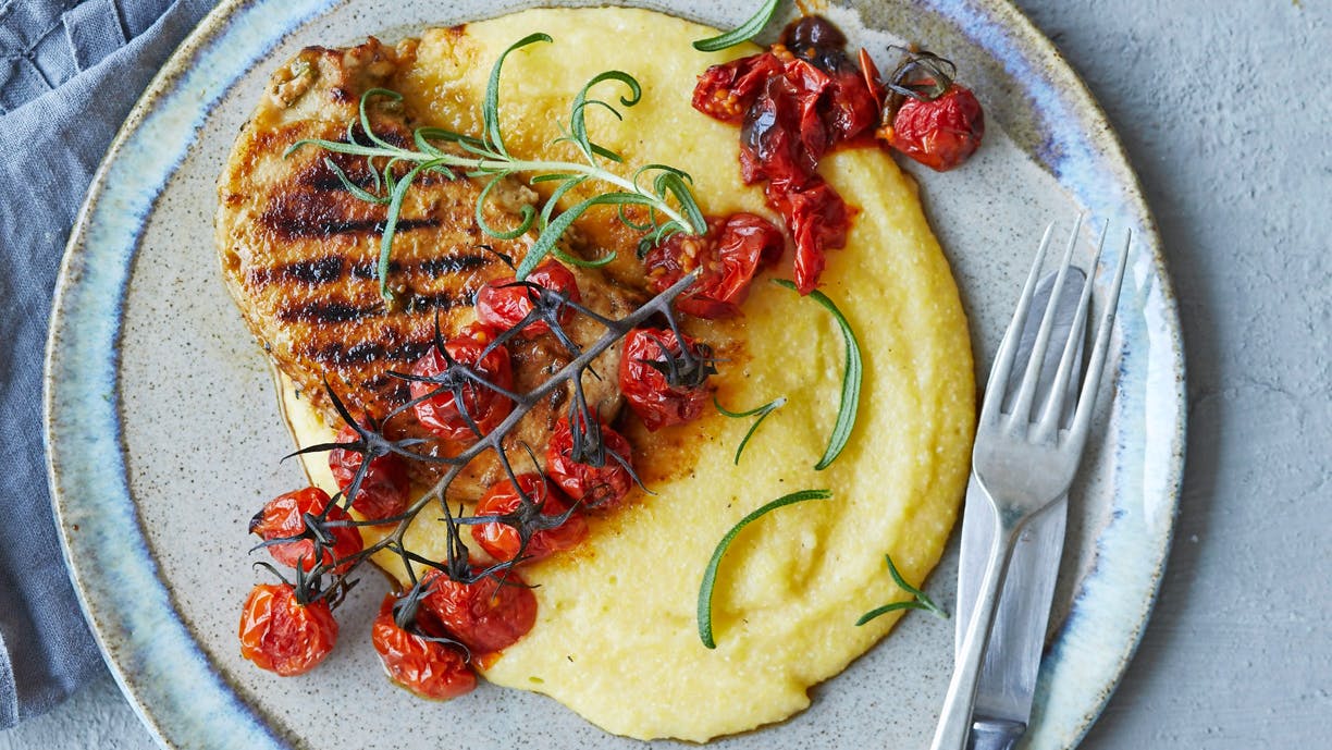 Svinekoteletter med polenta og bagte tomater