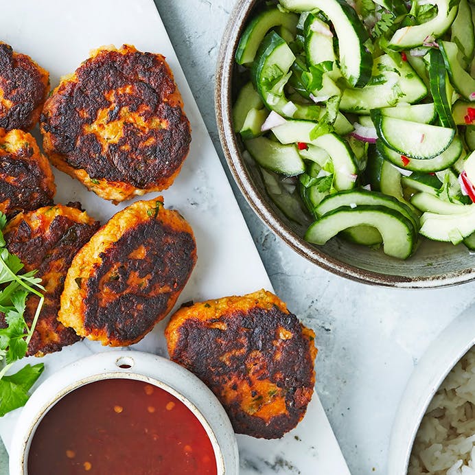Thai-fiskefrikadeller med spicy agurkesalat