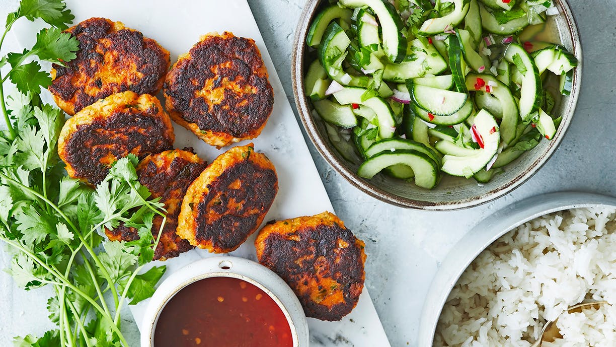 Thai-fiskefrikadeller med spicy agurkesalat