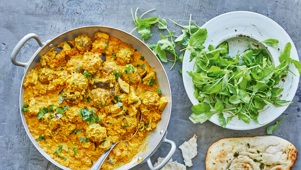 Tikka masala med aubergine og kyllingekødboller 
