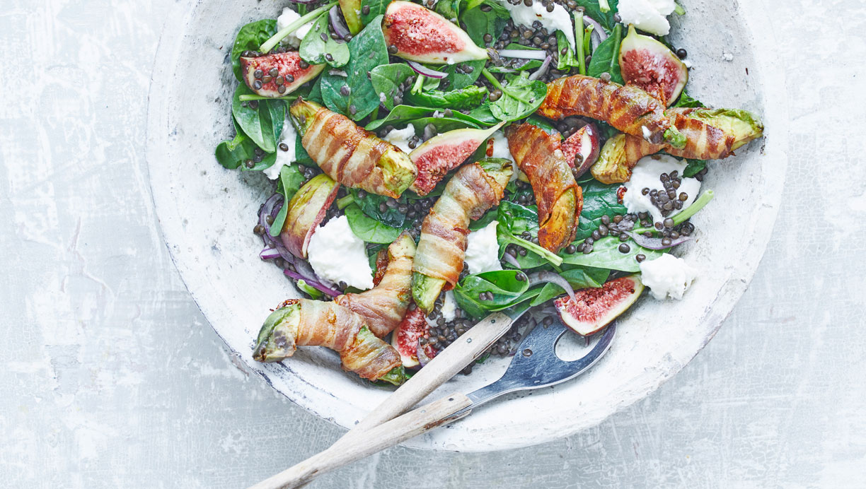 Lun linsesalat med baconviklet avocado og figner 