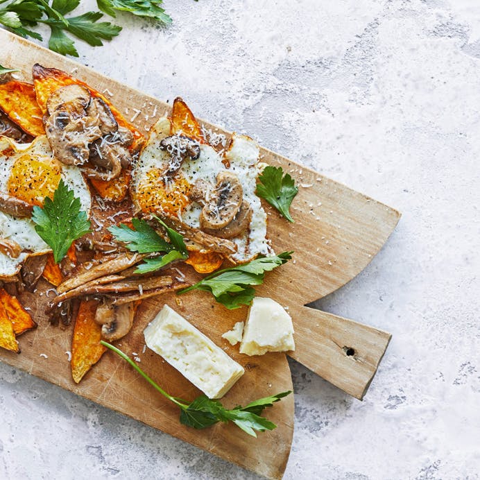 Toast af søde kartofler med svampe og æg