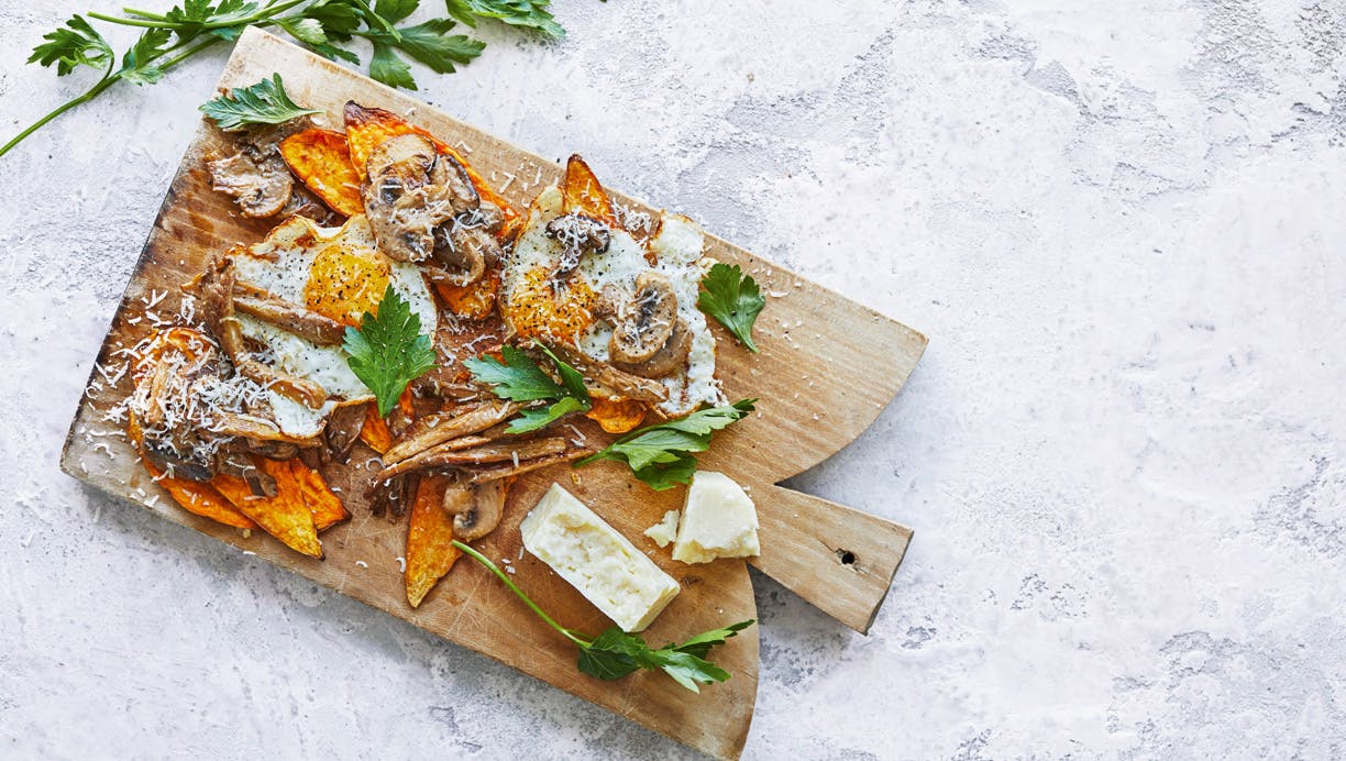 Toast af søde kartofler med svampe og æg
