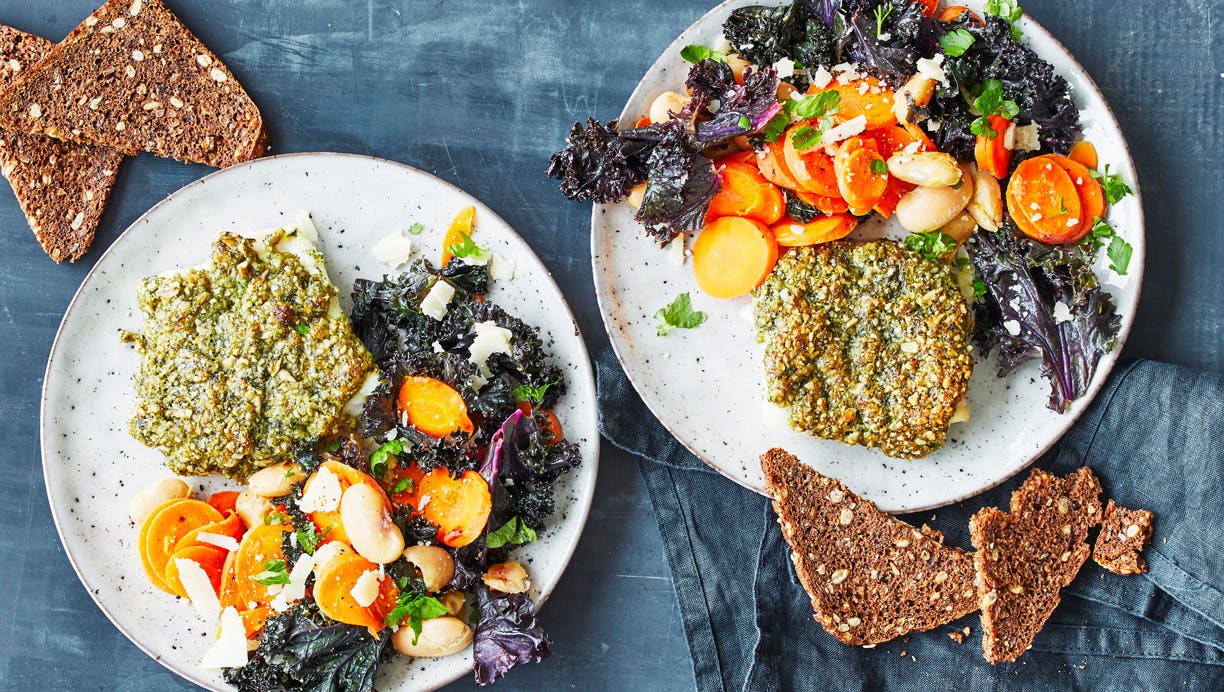 Torsk med urtecrust og lun gulerodssalat