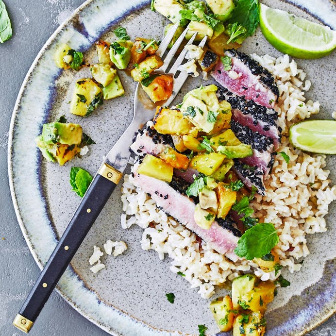 Tunbøffer med grillet ananas-avocado-salsa