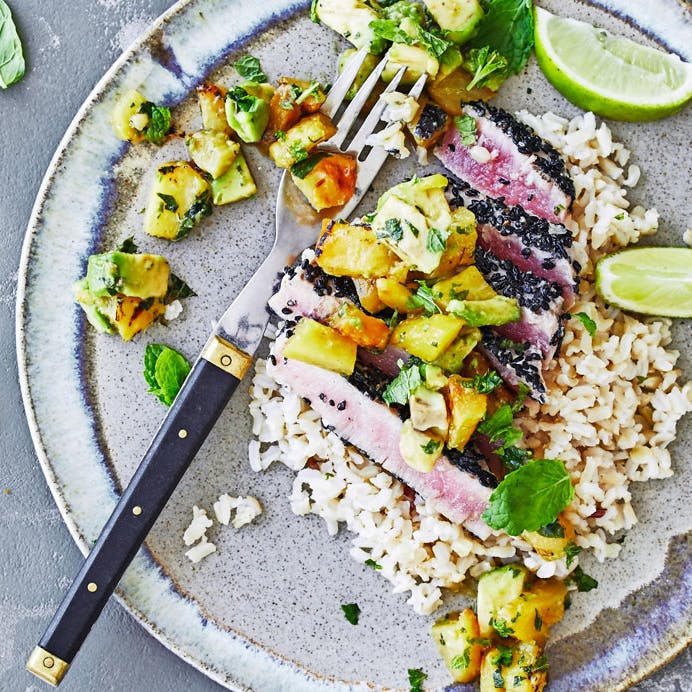 Tunbøffer med grillet ananas-avocado-salsa 